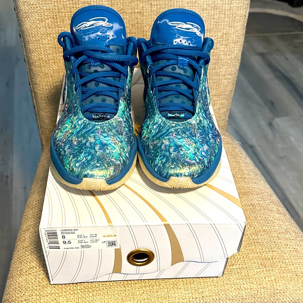 Men’s Nike/LeBron Abalone shoes Size 8
